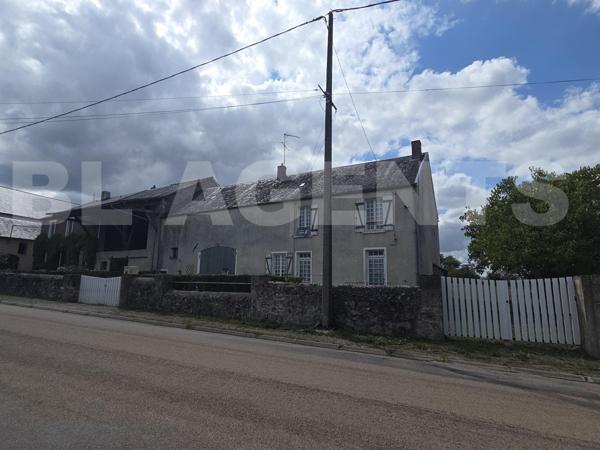 Maison ancienne de 75m² et ses dépendances et son terrain constructible, sur la route des Lacs du Mo