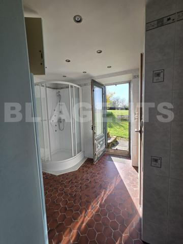 Maison ancienne de 75m² et ses dépendances et son terrain constructible, sur la route des Lacs du Mo