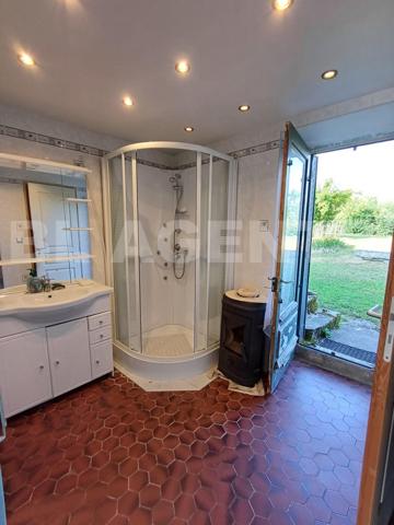 Maison ancienne de 75m² et ses dépendances et son terrain constructible, sur la route des Lacs du Mo