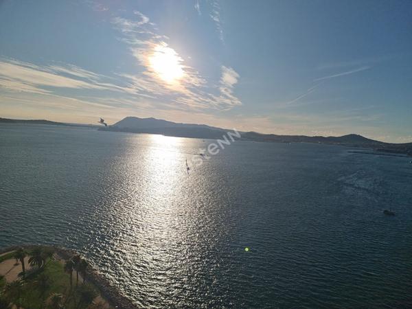 Vue mer exceptionnelle pour cet appartement de 3 piéces Toulon Port de plaisance