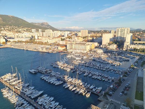 Vue mer exceptionnelle pour cet appartement de 3 piéces Toulon Port de plaisance