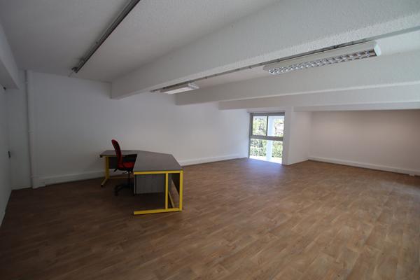 Location local commercial Saint-Jeoire - 137 m² - 1 490 €/mois