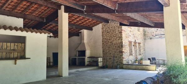 BEAU MAS RENOVE EN 5 APPARTEMENTS  INDEPENDANTS AVEC PISCINE