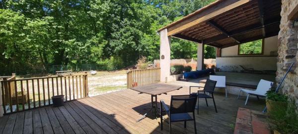 BEAU MAS RENOVE EN 5 APPARTEMENTS  INDEPENDANTS AVEC PISCINE