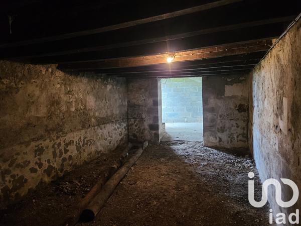 Maison rustique 3 pièces de 64 m² à Vernoil-le-Fourrier (49390)