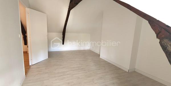Idéal pour une grande famille ! Découvrez cette belle demeure de 1860, offrant un potentiel exceptionnel pour créer votre grande maison familiale de 170 m² réunissant 4 chambres, 2 salons et de beaux espaces de vie baignés de lumière grâce à son orientation Plein SUD.
(Actuellement séparée en 2 logements de 90 m² et 80 m², l'ensemble peut se réunir pour composer une unique et vaste propriété).
📍 Cadre de vie : Magnifique parcelle close de 805 m², belle terrasse ensoleillée, cabanon de jardin équipé (eau et électricité).
🔹 Aménagement potentiel de votre future demeure (170 m²) :
•	Au Rez-de-Chaussée :
o	De vastes pièces de vie exposées SUD avec leurs deux cheminées.
o	Cuisine aménagée avec arrière-cuisine/buanderie.
o	2 chambres de plain-pied.
o	1 salle de bains + 1 salle d'eau + 2 WC séparés.
•	À l'Étage :
o	2 très grandes chambres orientées SUD avec placards.
o	Une salle d'eau privative avec WC.
(Alternative possible : conserver une partie indépendante pour du locatif ou une activité libérale).
🛠️ Côté technique & Travaux récents :
•	Électricité revue, peintures récentes, drainage (chambre RDC), vitre d'insert neuve, porte vitrée d'arrière-cuisine, ballon d'eau chaude récent (2022), réfection WC et SDE.
•	Chauffage électrique.
•	Couverture en ardoises composite fibro-ciment (présence d'amiante).
•	Taxe foncière : 1 237 € / an.
Des visuels en home staging virtuel sont proposés pour illustrer le potentiel d’aménagement et de décoration du logement. Une aide précieuse pour imaginer votre futur chez-vous .
📞 Un projet familial à concrétiser ? Contactez moi pour visiter et imaginer votre futur chez-vous !