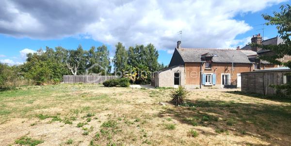 Idéal pour une grande famille ! Découvrez cette belle demeure de 1860, offrant un potentiel exceptionnel pour créer votre grande maison familiale de 170 m² réunissant 4 chambres, 2 salons et de beaux espaces de vie baignés de lumière grâce à son orientation Plein SUD.
(Actuellement séparée en 2 logements de 90 m² et 80 m², l'ensemble peut se réunir pour composer une unique et vaste propriété).
📍 Cadre de vie : Magnifique parcelle close de 805 m², belle terrasse ensoleillée, cabanon de jardin équipé (eau et électricité).
🔹 Aménagement potentiel de votre future demeure (170 m²) :
•	Au Rez-de-Chaussée :
o	De vastes pièces de vie exposées SUD avec leurs deux cheminées.
o	Cuisine aménagée avec arrière-cuisine/buanderie.
o	2 chambres de plain-pied.
o	1 salle de bains + 1 salle d'eau + 2 WC séparés.
•	À l'Étage :
o	2 très grandes chambres orientées SUD avec placards.
o	Une salle d'eau privative avec WC.
(Alternative possible : conserver une partie indépendante pour du locatif ou une activité libérale).
🛠️ Côté technique & Travaux récents :
•	Électricité revue, peintures récentes, drainage (chambre RDC), vitre d'insert neuve, porte vitrée d'arrière-cuisine, ballon d'eau chaude récent (2022), réfection WC et SDE.
•	Chauffage électrique.
•	Couverture en ardoises composite fibro-ciment (présence d'amiante).
•	Taxe foncière : 1 237 € / an.
Des visuels en home staging virtuel sont proposés pour illustrer le potentiel d’aménagement et de décoration du logement. Une aide précieuse pour imaginer votre futur chez-vous .
📞 Un projet familial à concrétiser ? Contactez moi pour visiter et imaginer votre futur chez-vous !