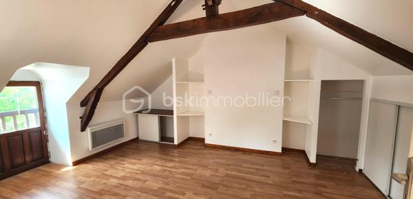 Idéal pour une grande famille ! Découvrez cette belle demeure de 1860, offrant un potentiel exceptionnel pour créer votre grande maison familiale de 170 m² réunissant 4 chambres, 2 salons et de beaux espaces de vie baignés de lumière grâce à son orientation Plein SUD.
(Actuellement séparée en 2 logements de 90 m² et 80 m², l'ensemble peut se réunir pour composer une unique et vaste propriété).
📍 Cadre de vie : Magnifique parcelle close de 805 m², belle terrasse ensoleillée, cabanon de jardin équipé (eau et électricité).
🔹 Aménagement potentiel de votre future demeure (170 m²) :
•	Au Rez-de-Chaussée :
o	De vastes pièces de vie exposées SUD avec leurs deux cheminées.
o	Cuisine aménagée avec arrière-cuisine/buanderie.
o	2 chambres de plain-pied.
o	1 salle de bains + 1 salle d'eau + 2 WC séparés.
•	À l'Étage :
o	2 très grandes chambres orientées SUD avec placards.
o	Une salle d'eau privative avec WC.
(Alternative possible : conserver une partie indépendante pour du locatif ou une activité libérale).
🛠️ Côté technique & Travaux récents :
•	Électricité revue, peintures récentes, drainage (chambre RDC), vitre d'insert neuve, porte vitrée d'arrière-cuisine, ballon d'eau chaude récent (2022), réfection WC et SDE.
•	Chauffage électrique.
•	Couverture en ardoises composite fibro-ciment (présence d'amiante).
•	Taxe foncière : 1 237 € / an.
Des visuels en home staging virtuel sont proposés pour illustrer le potentiel d’aménagement et de décoration du logement. Une aide précieuse pour imaginer votre futur chez-vous .
📞 Un projet familial à concrétiser ? Contactez moi pour visiter et imaginer votre futur chez-vous !
