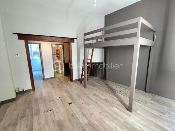 Appartement Studio de 33 m² en plein centre ville de Fougères.
Idéalement situé en haute ville à proximité des commodités, il se compose d'une pièce principale faisant office de salon séjour et chambre, une salle d'eau avec WC et une cuisine aménagée séparée.
Petite copropriété bénévole de 8 lots : Charges annuelles 125€ / an
Cave individuelle, Petite Cour courette commune sans vis-à-vis.
Badge, vidéo et Entrée sécurisée