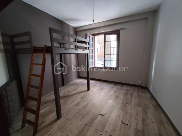 Appartement Studio de 33 m² en plein centre ville de Fougères.
Idéalement situé en haute ville à proximité des commodités, il se compose d'une pièce principale faisant office de salon séjour et chambre, une salle d'eau avec WC et une cuisine aménagée séparée.
Petite copropriété bénévole de 8 lots : Charges annuelles 125€ / an
Cave individuelle, Petite Cour courette commune sans vis-à-vis.
Badge, vidéo et Entrée sécurisée