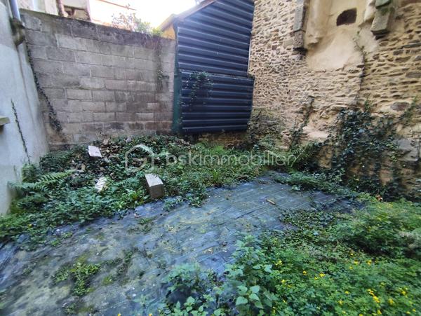 Appartement Studio de 33 m² en plein centre ville de Fougères.
Idéalement situé en haute ville à proximité des commodités, il se compose d'une pièce principale faisant office de salon séjour et chambre, une salle d'eau avec WC et une cuisine aménagée séparée.
Petite copropriété bénévole de 8 lots : Charges annuelles 125€ / an
Cave individuelle, Petite Cour courette commune sans vis-à-vis.
Badge, vidéo et Entrée sécurisée