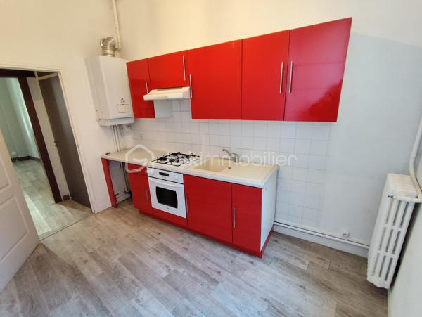 Appartement Studio de 33 m² en plein centre ville de Fougères.
Idéalement situé en haute ville à proximité des commodités, il se compose d'une pièce principale faisant office de salon séjour et chambre, une salle d'eau avec WC et une cuisine aménagée séparée.
Petite copropriété bénévole de 8 lots : Charges annuelles 125€ / an
Cave individuelle, Petite Cour courette commune sans vis-à-vis.
Badge, vidéo et Entrée sécurisée
