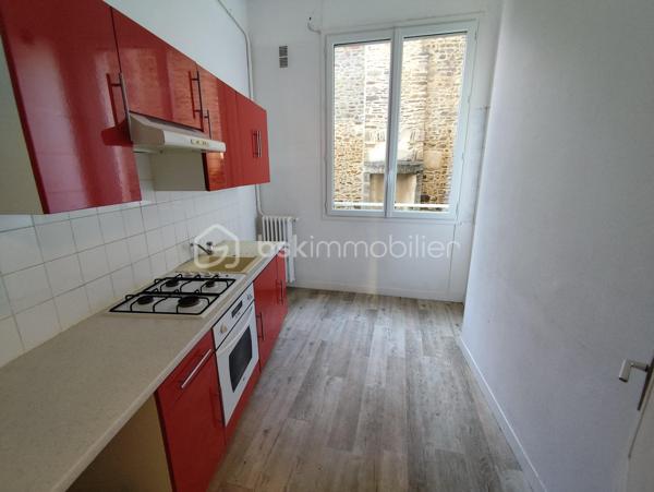 Appartement Studio de 33 m² en plein centre ville de Fougères.
Idéalement situé en haute ville à proximité des commodités, il se compose d'une pièce principale faisant office de salon séjour et chambre, une salle d'eau avec WC et une cuisine aménagée séparée.
Petite copropriété bénévole de 8 lots : Charges annuelles 125€ / an
Cave individuelle, Petite Cour courette commune sans vis-à-vis.
Badge, vidéo et Entrée sécurisée