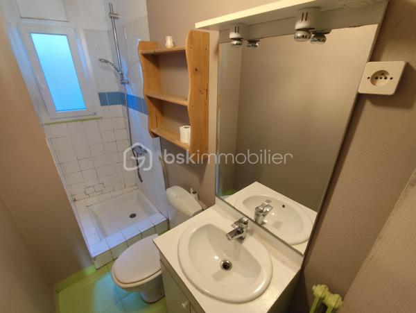 Appartement Studio de 33 m² en plein centre ville de Fougères.
Idéalement situé en haute ville à proximité des commodités, il se compose d'une pièce principale faisant office de salon séjour et chambre, une salle d'eau avec WC et une cuisine aménagée séparée.
Petite copropriété bénévole de 8 lots : Charges annuelles 125€ / an
Cave individuelle, Petite Cour courette commune sans vis-à-vis.
Badge, vidéo et Entrée sécurisée