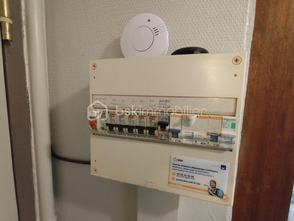 Appartement Studio de 33 m² en plein centre ville de Fougères.
Idéalement situé en haute ville à proximité des commodités, il se compose d'une pièce principale faisant office de salon séjour et chambre, une salle d'eau avec WC et une cuisine aménagée séparée.
Petite copropriété bénévole de 8 lots : Charges annuelles 125€ / an
Cave individuelle, Petite Cour courette commune sans vis-à-vis.
Badge, vidéo et Entrée sécurisée