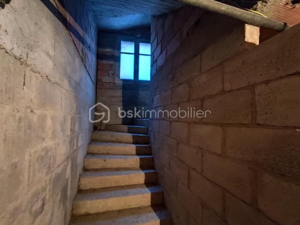 Appartement Studio de 33 m² en plein centre ville de Fougères.
Idéalement situé en haute ville à proximité des commodités, il se compose d'une pièce principale faisant office de salon séjour et chambre, une salle d'eau avec WC et une cuisine aménagée séparée.
Petite copropriété bénévole de 8 lots : Charges annuelles 125€ / an
Cave individuelle, Petite Cour courette commune sans vis-à-vis.
Badge, vidéo et Entrée sécurisée