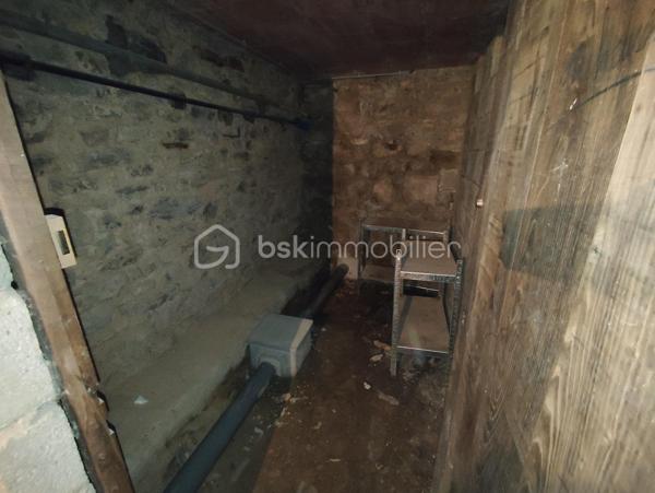 Appartement Studio de 33 m² en plein centre ville de Fougères.
Idéalement situé en haute ville à proximité des commodités, il se compose d'une pièce principale faisant office de salon séjour et chambre, une salle d'eau avec WC et une cuisine aménagée séparée.
Petite copropriété bénévole de 8 lots : Charges annuelles 125€ / an
Cave individuelle, Petite Cour courette commune sans vis-à-vis.
Badge, vidéo et Entrée sécurisée