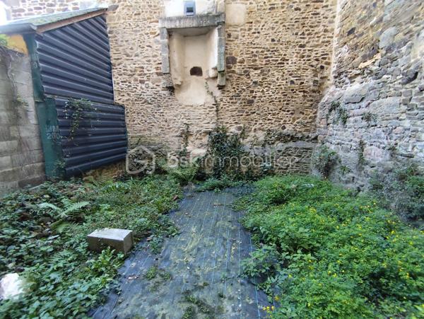 Appartement Studio de 33 m² en plein centre ville de Fougères.
Idéalement situé en haute ville à proximité des commodités, il se compose d'une pièce principale faisant office de salon séjour et chambre, une salle d'eau avec WC et une cuisine aménagée séparée.
Petite copropriété bénévole de 8 lots : Charges annuelles 125€ / an
Cave individuelle, Petite Cour courette commune sans vis-à-vis.
Badge, vidéo et Entrée sécurisée