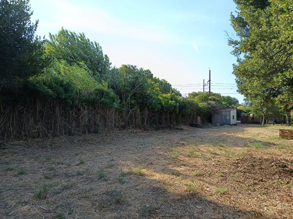 NEVIAN - Terrain à bâtir 695 m²