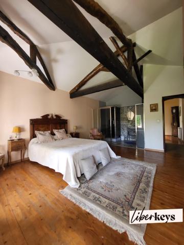 Bastide du XIXe siècle – 300 m² habitables – Dépendances 200 m2 – 3,5 hectares – Fort potentiel