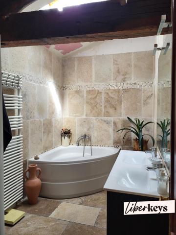 Bastide du XIXe siècle – 300 m² habitables – Dépendances 200 m2 – 3,5 hectares – Fort potentiel