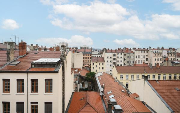 Secteur Mairie du 6ème, T3 lumineux au dernier étage avec possibilité acquérir garage.