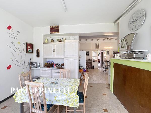 Immeuble avec jardin et annexe