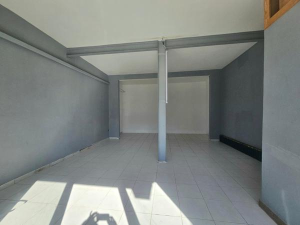 Bord de Nationale, parking, local 35 m2