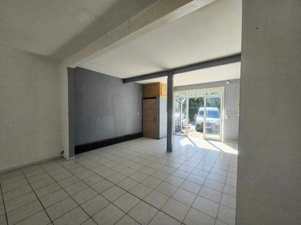 Bord de Nationale, parking, local 35 m2