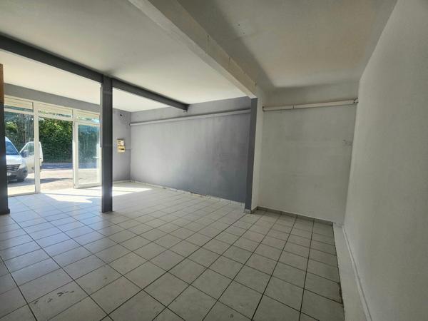 Bord de Nationale, parking, local 35 m2