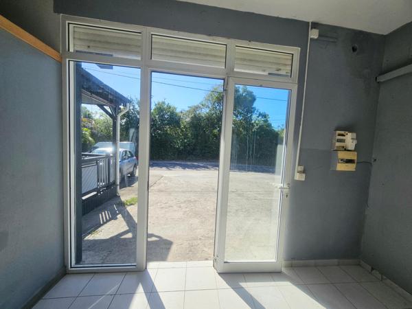 Bord de Nationale, parking, local 35 m2