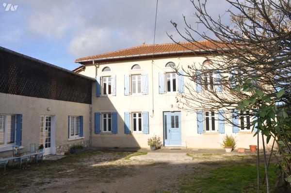 Prox AURIGNAC  grande maison de village rénovée dépendances et terrain 1878m²; prix : 240.000 € C.C.