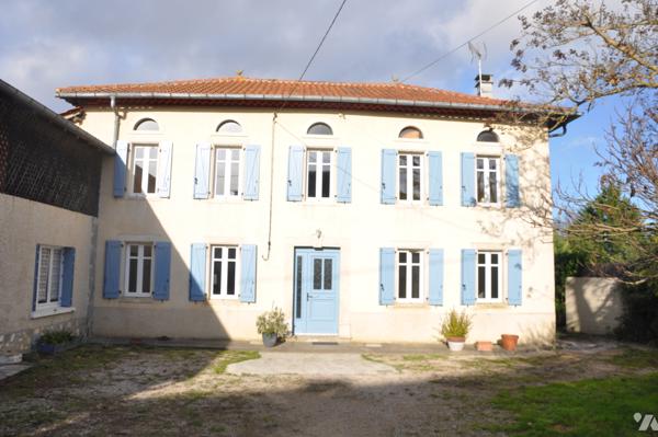 Prox AURIGNAC  grande maison de village rénovée dépendances et terrain 1878m²; prix : 240.000 € C.C.