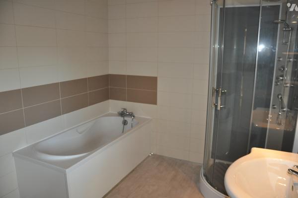 Prox AURIGNAC  grande maison de village rénovée dépendances et terrain 1878m²; prix : 240.000 € C.C.