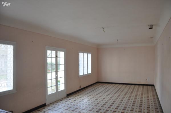 Prox AURIGNAC  grande maison de village rénovée dépendances et terrain 1878m²; prix : 240.000 € C.C.