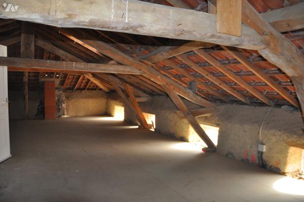 Prox AURIGNAC  grande maison de village rénovée dépendances et terrain 1878m²; prix : 240.000 € C.C.