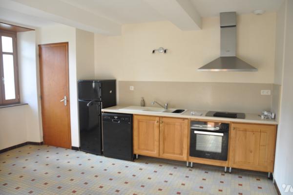 Prox AURIGNAC  grande maison de village rénovée dépendances et terrain 1878m²; prix : 240.000 € C.C.