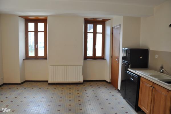 Prox AURIGNAC  grande maison de village rénovée dépendances et terrain 1878m²; prix : 240.000 € C.C.