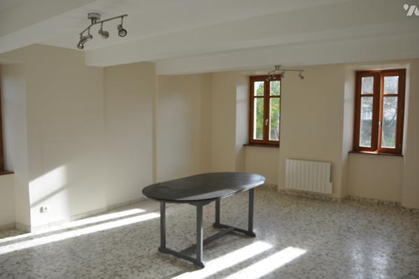 Prox AURIGNAC  grande maison de village rénovée dépendances et terrain 1878m²; prix : 240.000 € C.C.