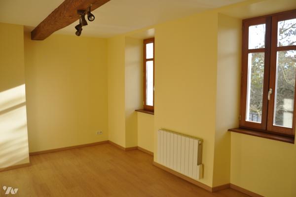 Prox AURIGNAC  grande maison de village rénovée dépendances et terrain 1878m²; prix : 240.000 € C.C.