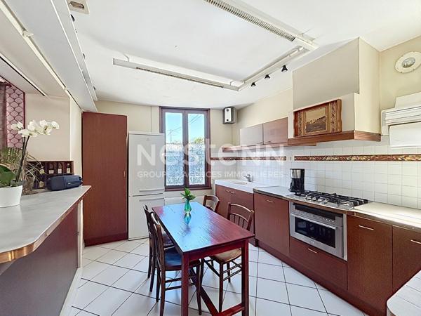 Grande Maison Bron Essarts - 163m2 - 4 Chambres - Cour intérieure - 69500 BRON