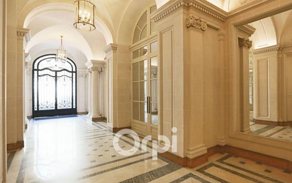 Appartement à louer    4 pièces • 100,75 m2 Paris 8