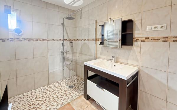 Maison à vendre    6 pièces •  Vias