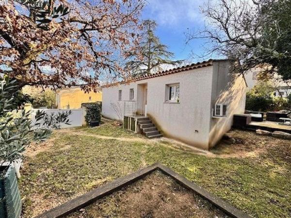 Villa récente T4 de plain pied et proche centre-ville.