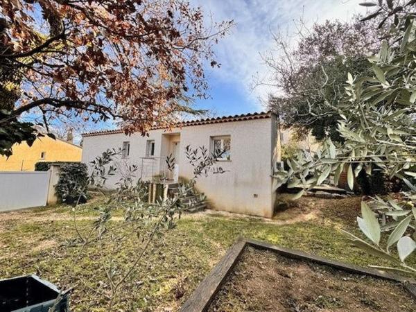 Villa récente T4 de plain pied et proche centre-ville.