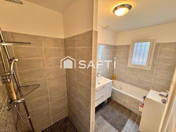 Villa récente T4 de plain pied et proche centre-ville.