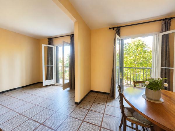 Appartement
         4 pièces
        - 94 m² Exclusivité 220 000 € *