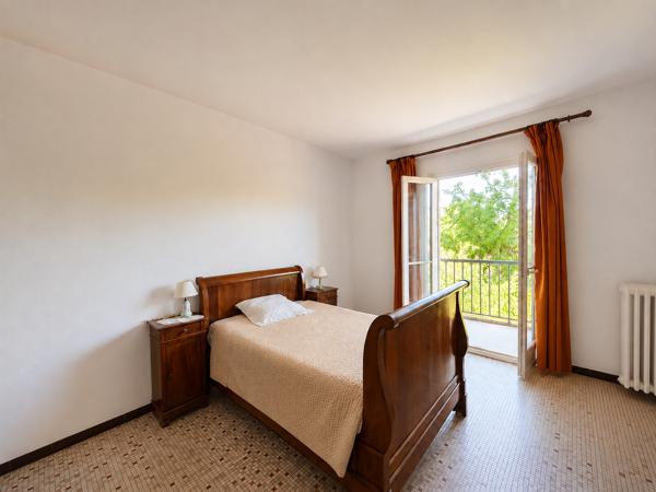 Appartement
         4 pièces
        - 94 m² Exclusivité 220 000 € *