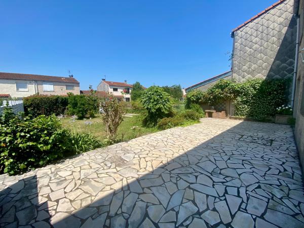 maison avec garage et jardin attenant