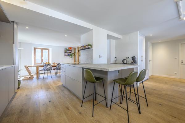 Belle propriété rénovée, au bord de l'eau dépendance et gîte jardin 575 000 € H.A.I.*